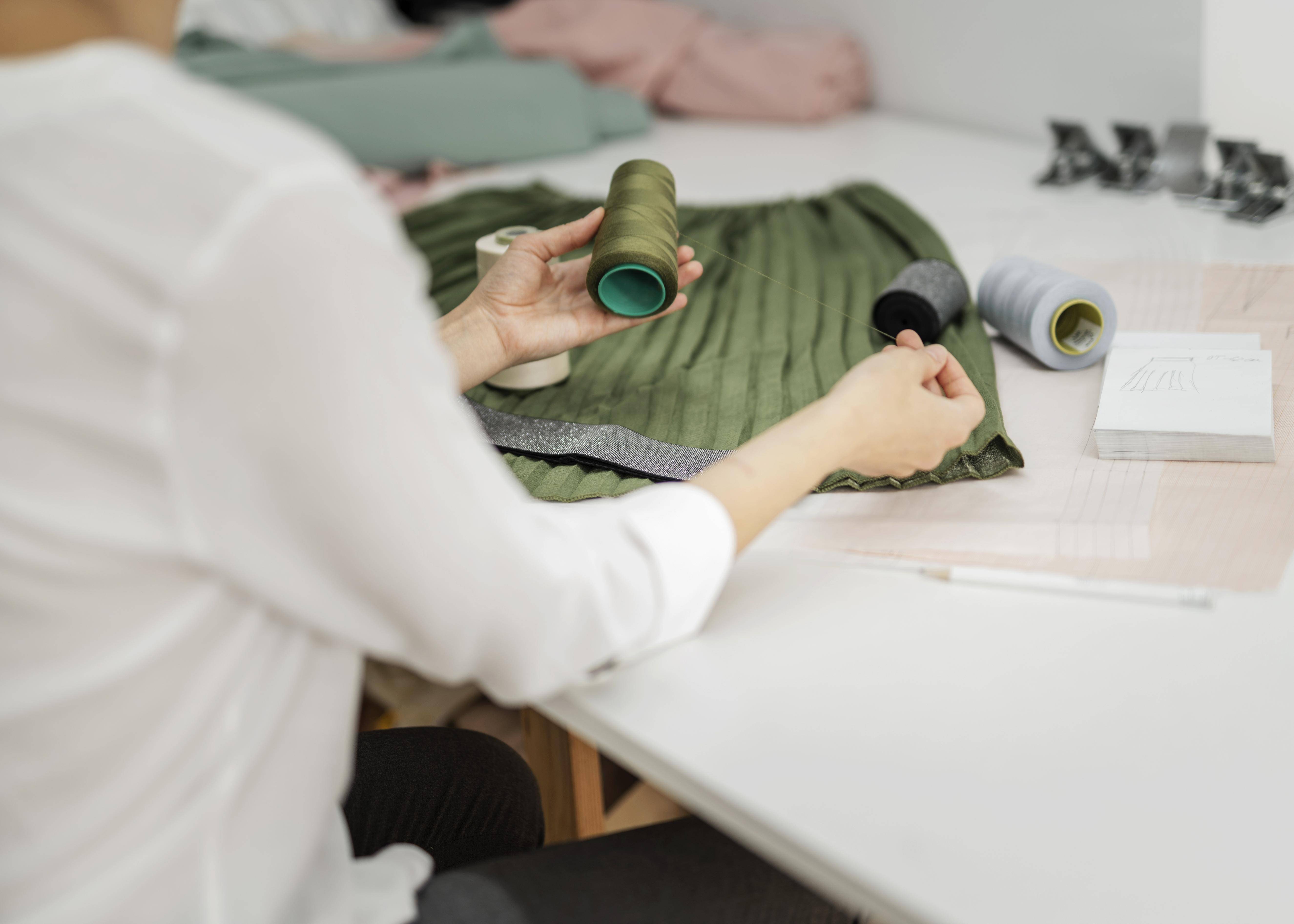 Recykling w krawiectwie – jak przerabiać stare ubrania na nowe kreacje