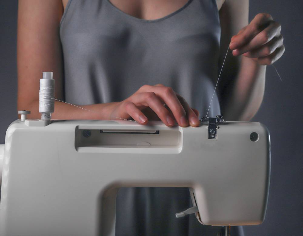 Jak zapobiec wciąganiu cienkich materiałów pod płytkę maszyny? Jak zapobiec wciąganiu cienkich materiałów pod płytkę maszyny?