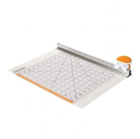 6265 Gilotyna FISKARS z obrotowym ostrzem i linijką (30,5x30,5cm)