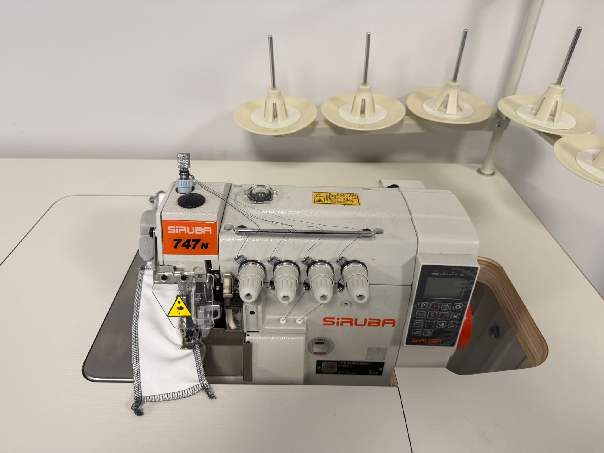 siruba-747n Owerlok Siruba 747N 4-nitkowy automat najnowszy model